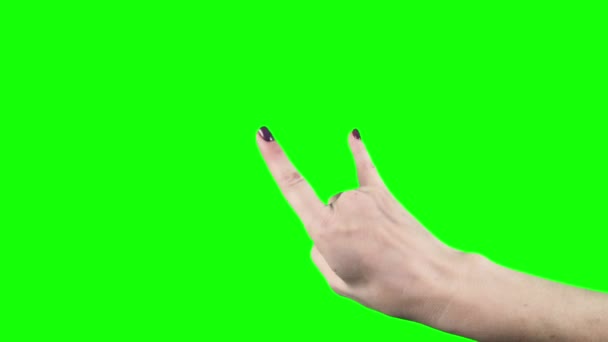 Mão feminina mostrando bode chifre em greenscreen. Cabra balancim na chave chroma — Vídeo de Stock
