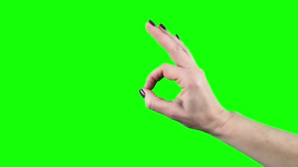 Mano caucásica femenina mostrando OK en pantalla verde. Gestos de dedos en croma key — Vídeos de Stock