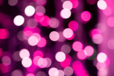 Siyah arkaplanda soyut pembe bokeh dokusu