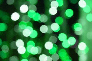 Siyah arkaplanda soyut yeşil bokeh dokusu
