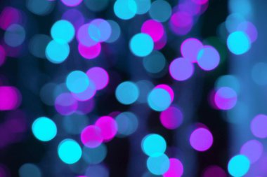 Siyah arkaplanda soyut mavi bokeh dokusu