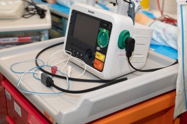 Hastanedeki hastalarda yaygın olarak kullanılan otomatik elektronik defibrilatör.. 