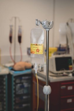 Doğum, sezaryen ve doğum sonrası hastanede bir hastanın yatağının yanında asılı duran bupivacaine ve fentanil dolu bir çanta.. 
