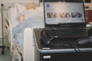 Doktor ve hemşirelerin öğretilmesi ve eğitilmesi için tıbbi simülasyon laboratuvarında bir sanal gerçeklik kulaklığı..