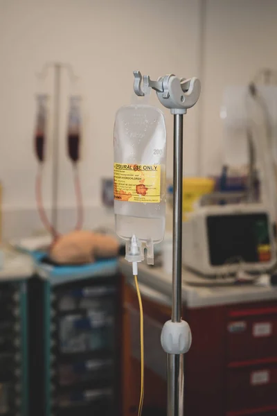 Doğum, sezaryen ve doğum sonrası hastanede bir hastanın yatağının yanında asılı duran bupivacaine ve fentanil dolu bir çanta.. 
