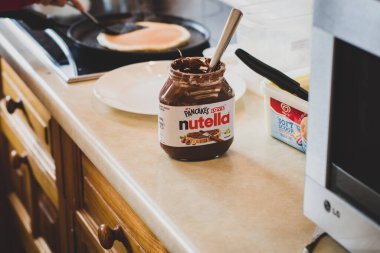 Leire, Leicestershire, Birleşik Krallık. 21 Mart 2021. Fındık kavanozu krep yapılırken yanında Nutella serpiştirilmiş..
