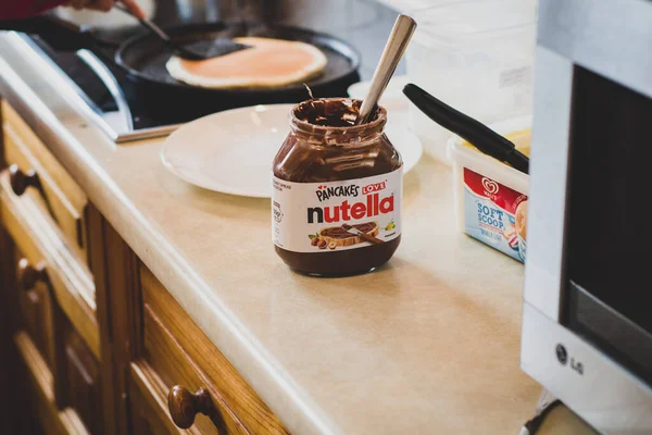Leire, Leicestershire, Birleşik Krallık. 21 Mart 2021. Fındık kavanozu krep yapılırken yanında Nutella serpiştirilmiş..