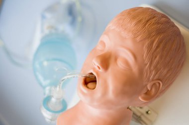 Tıp öğrencileri, anestezi uzmanları ve anestezi uzmanları için bir masada tıp eğitimi manikini..