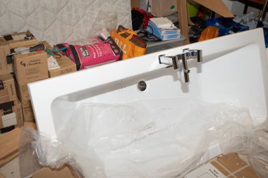 Leire, Leicestershire, İngiltere. Şubat 02 2021. İngiltere 'de bir yerel mülkte garaj. Banyo ve kiremitler için ev geliştirme malzemeleri ve ekipmanlarla dolu..