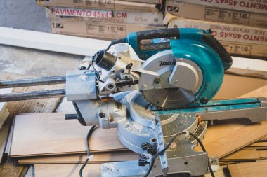 Leire, Leicestershire, İngiltere. Şubat 02 2021. İngiltere 'de bir yerel mülkte garaj. Banyo ve kiremitler için ev geliştirme malzemeleri ve ekipmanlarla dolu..