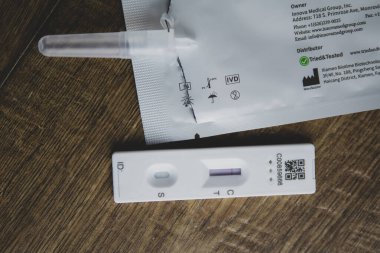 Leicester, Birleşik Krallık. 15 Nisan 2021. Okul çocukları ve NHS çalışanları için evde test kiti, ayrıca Covid 19 için Lateral Akış testleri de deniyor, evde test için..