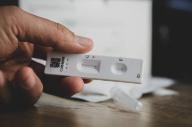 Leicester, Birleşik Krallık. 15 Nisan 2021. Okul çocukları ve NHS çalışanları için evde test kiti, ayrıca Covid 19 için Lateral Akış testleri de deniyor, evde test için..