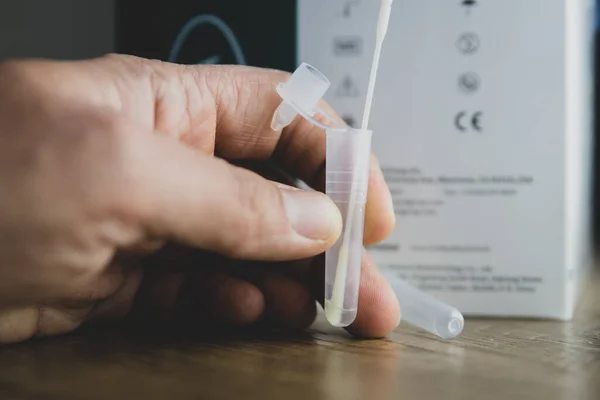 Leicester, Birleşik Krallık. 15 Nisan 2021. Okul çocukları ve NHS çalışanları için evde test kiti, ayrıca Covid 19 için Lateral Akış testleri de deniyor, evde test için..