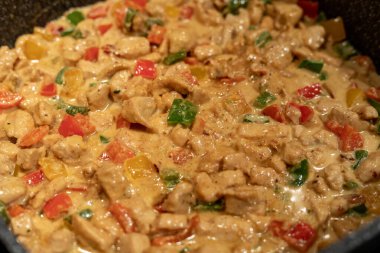 Kızartma tavasında ev yapımı körili tavuk