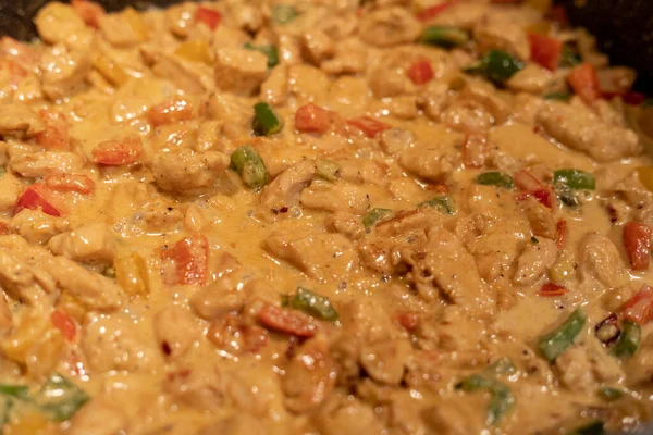 Házi Készítésű Csirkés Curry Serpenyőben — Stock Fotó