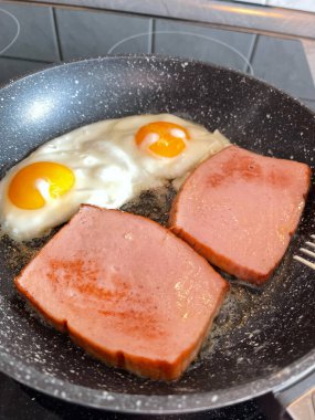 Kızarmış yumurtalı ciğer peyniri. 