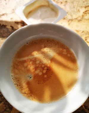 Bir fincan kahve ve lezzetli tatlı puding.. 