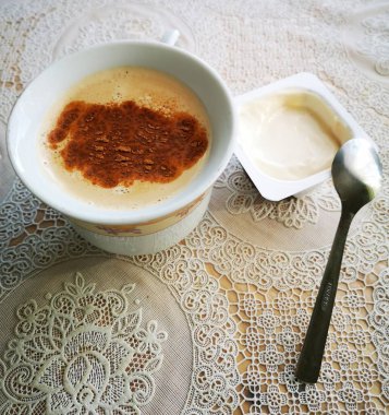 Bir fincan kahve ve lezzetli tatlı puding.. 