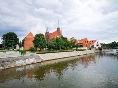 Tarihi yerler, Ostrow Tumski 'deki kiliseler. Ostrow Tumski 'deki Aziz John Katolik Katedrali, Wroclaw, Polonya.