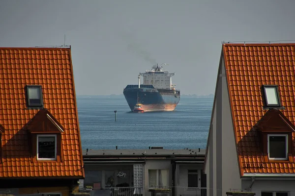 在早上 那艘船波罗的海 格但斯克湾 — 图库照片