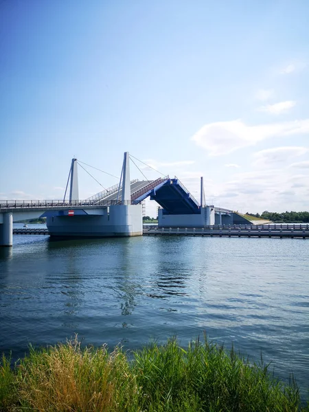 川の上の橋 色の芸術的な外観 ポーランド ソビエスツォの死のヴィスワ川に架かるドローブリッジ — ストック写真