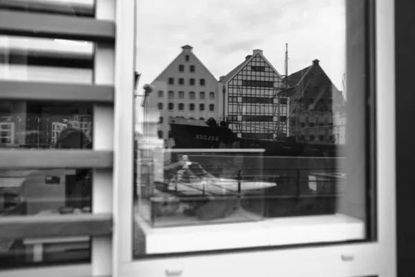 गडानस्क, आर्किटेक्चर, दुकान खिडक्यांमधील प्रतिबिंब. कलात्मक देखावा — स्टॉक फोटो, इमेज