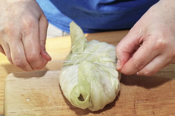 Preparazione cavolo ripieno, specialità della cucina polacca . — Foto Stock