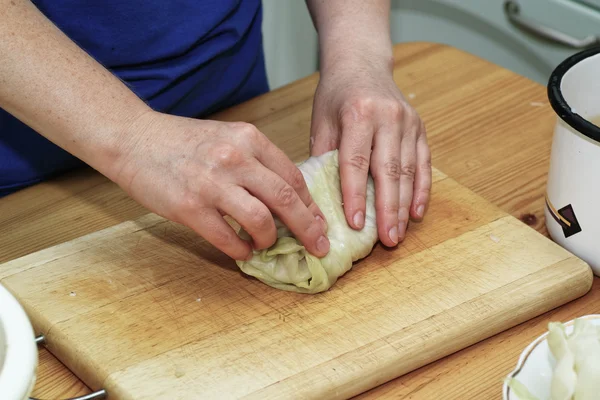 Preparación de repollo relleno, especialidad de cocina polaca . —  Fotos de Stock