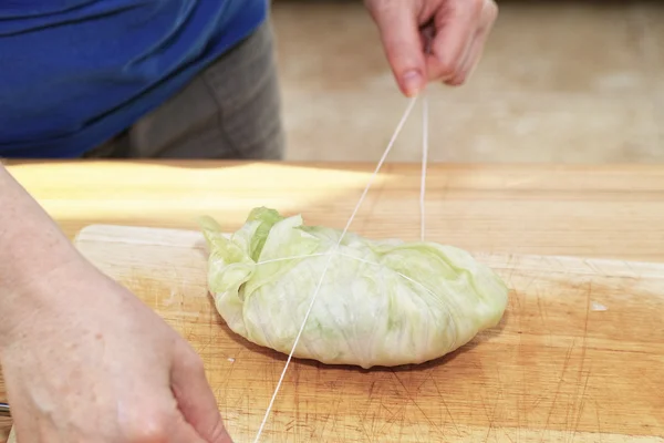 Preparación de repollo relleno, especialidad de cocina polaca . —  Fotos de Stock