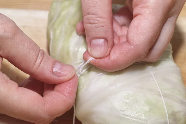 Preparación de repollo relleno, especialidad de cocina polaca . —  Fotos de Stock