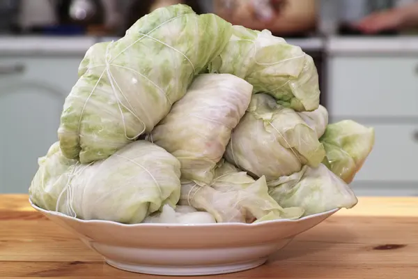 Preparación de repollo relleno, especialidad de cocina polaca . —  Fotos de Stock