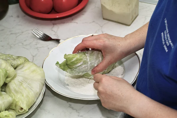 Gevulde kool, Poolse keuken specialiteit voorbereiden. — Stockfoto