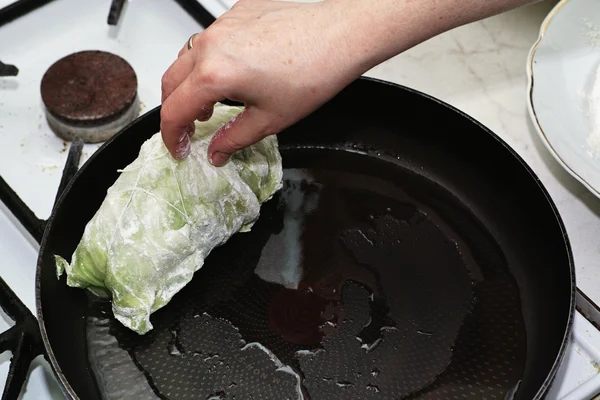 Preparazione cavolo ripieno, specialità della cucina polacca . — Foto Stock