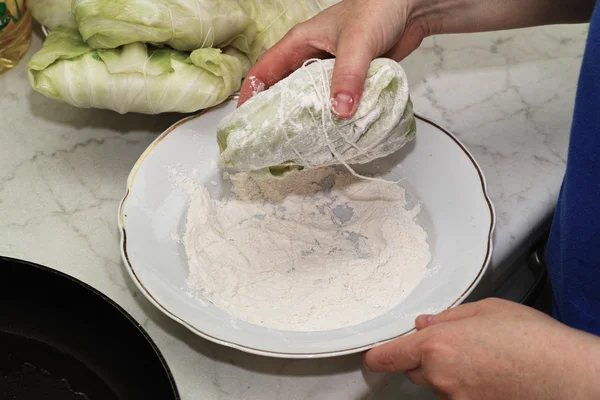 Preparación de repollo relleno, especialidad de cocina polaca . —  Fotos de Stock