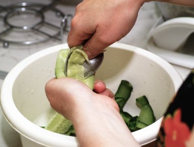 Salatalık hazırlamak.