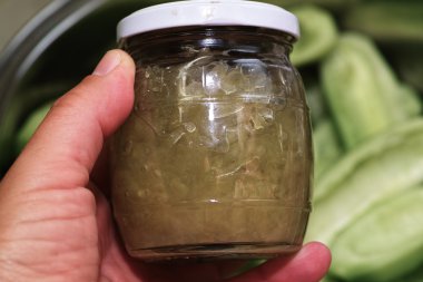 Salatalık hazırlamak.