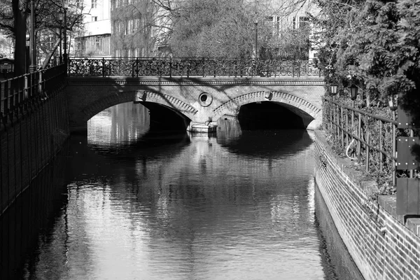 L'amour du pont. Lieu de tradition pour les amoureux . — Photo