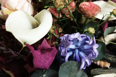 Durağındayım çiçekçi kompozisyon.