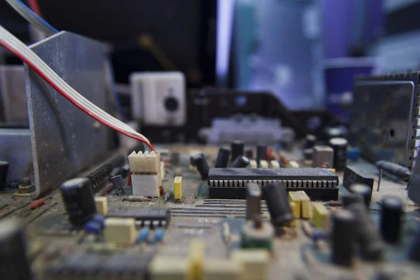 İç eski tozlu elektronik çip integral ile