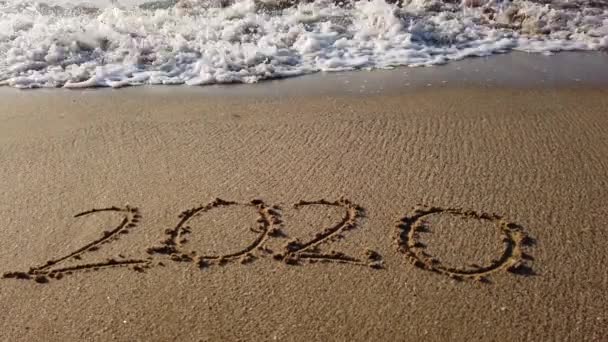 2020 in spiaggia essere lavato via. Concetto: nuovo anno 2021 in arrivo, passaggio 2020 — Video Stock