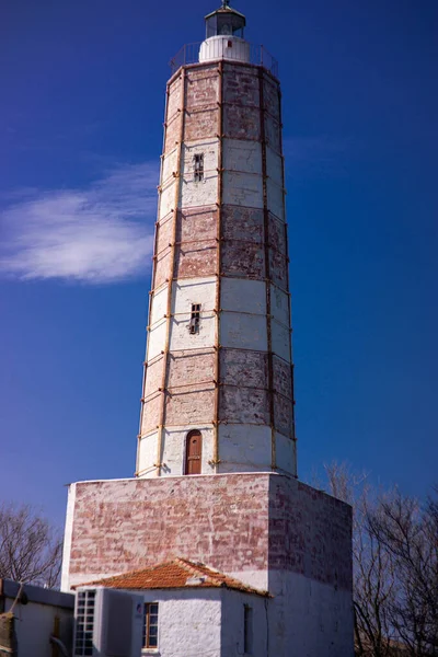 Großer Leuchtturm isoliert auf klarem blauen Himmel und einer Wolke — Stockfoto