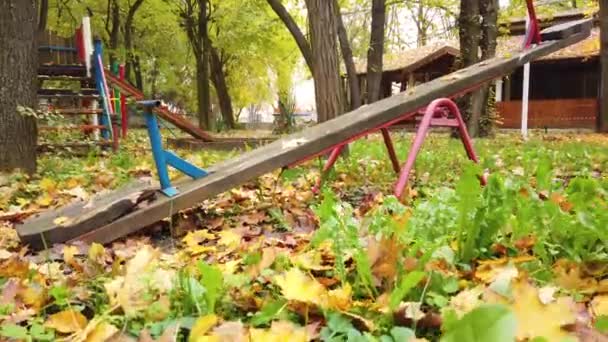 Parque infantil vacío durante la segunda ola de Covid en otoño — Vídeos de Stock