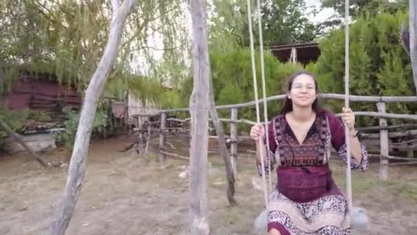 행복 한 임신 한 젊은 여성이 그네를 타고 빙글빙글 웃고 있습니다. 개념: 진정 한 임신과 즐거운 순간들 — 비디오