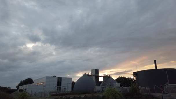 Stazione di pulizia acqua sagoma al tramonto con serbatoi moderni — Video Stock