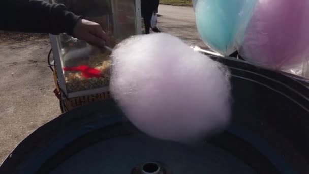 COTTTON-CANDY MACHINE MAKING COTTTON CANDY W SUNNY DZIEŃ. — Wideo stockowe