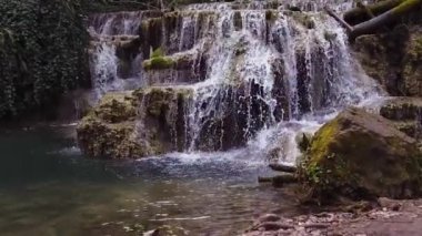 Kuzey Bulgaristan 'daki Kruşuna şelaleleri, Lovech bölgesi ağır çekimde. Birçok travertinli ve turkuaz mavi sulu resim manzarası
