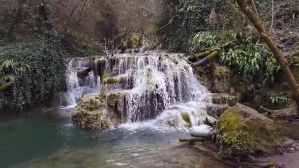 Krushunas vattenfall i norra Bulgarien, distriktet Lovech. pittoreska landskap med många travertin och turkos blått vatten — Stockvideo
