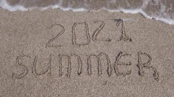 Lato 2021 pisanie zmyte być falą morską na plaży w słoneczny dzień. — Wideo stockowe