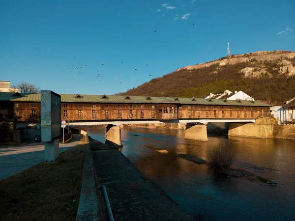 Überdachte hölzerne alte Brücke in der traditionellen Stadt Bulgariens, Lovech über den Fluss Osam. Erbaut von Nikola Kolio Ficheto Fichev, einem berühmten bulgarischen Architekten, Baumeister und Bildhauer. — Stockfoto