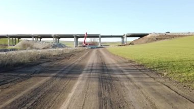 Köprü inşaatı FPV 'yi köprüye doğru yürürken çekmiş.